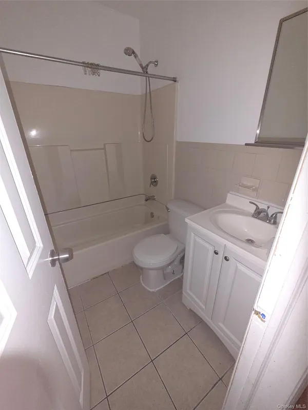 2471 B Crotona Avenue Photo 9
