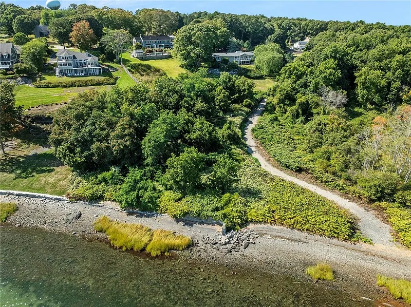 140 Aldrich Avenue Photo 3