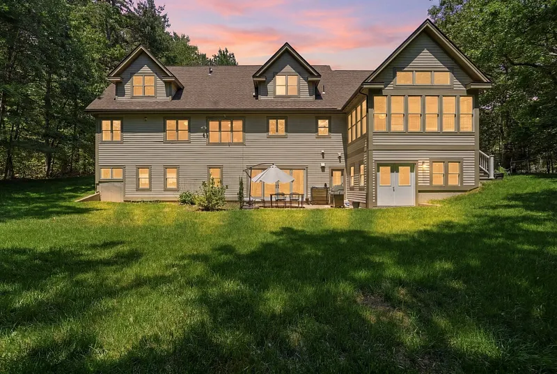 409 Henry St Photo 42