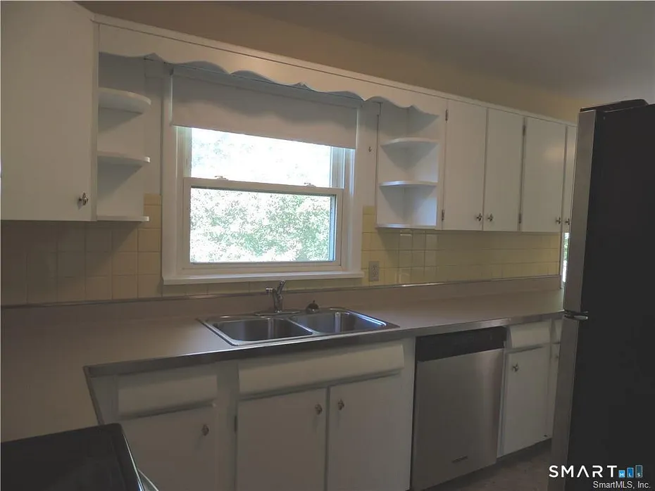 87 Hotchkiss Grove Road Photo 12