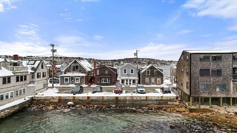 52 Bearskin Neck Photo 3