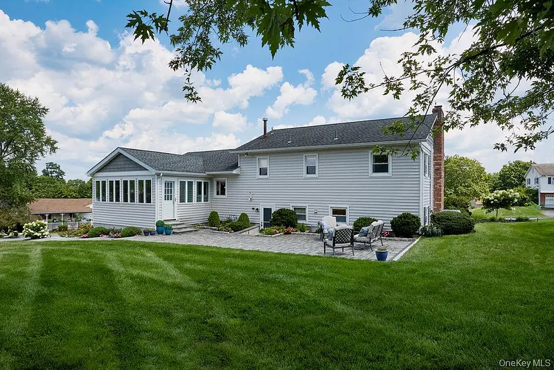 8 Carroll Drive Photo 3