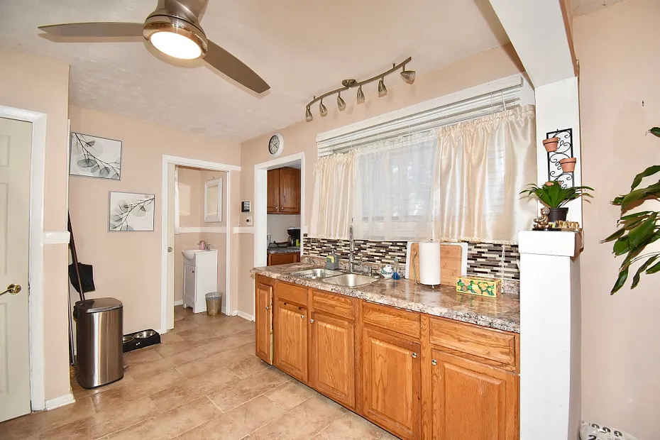 1245 Bay St Photo 8