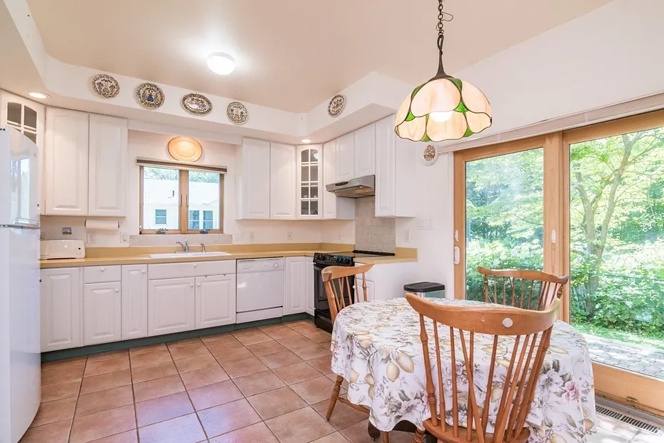 62 Fairview Ave Photo 9