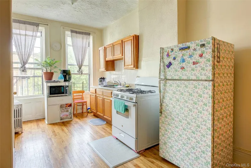 1718 Himrod Street Photo 4