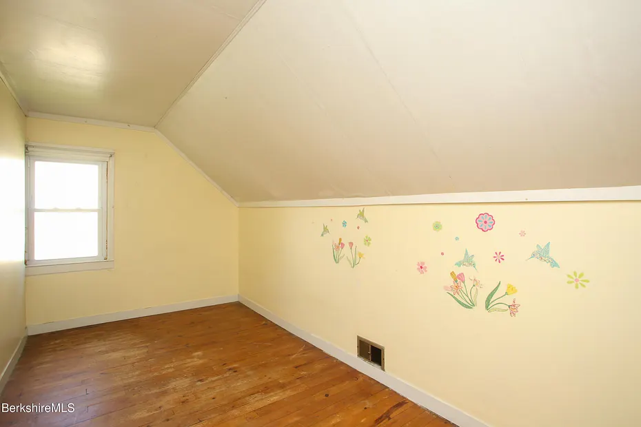 421 Elm St Photo 16