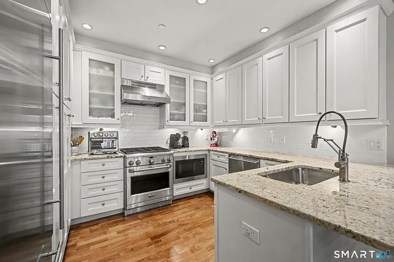 77 Havemeyer Lane  #410 Photo 15