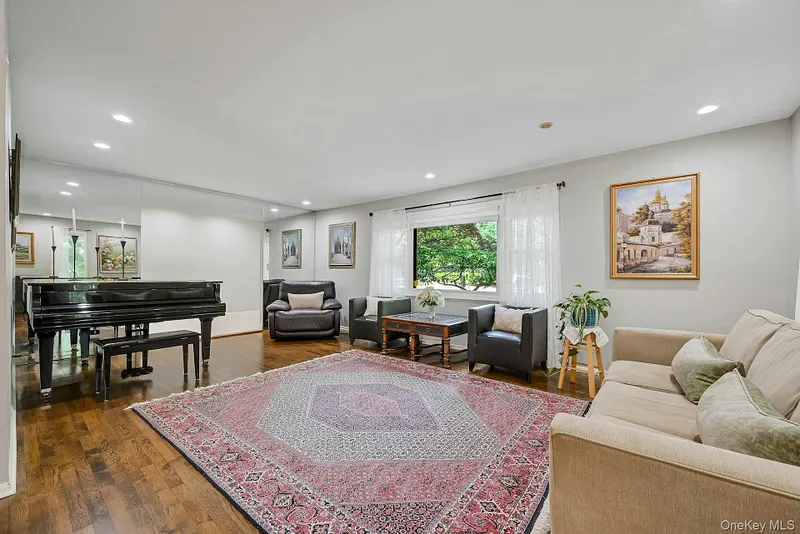 19 York Drive Photo 8