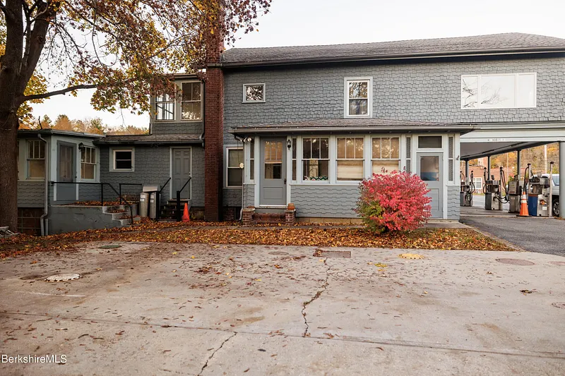 163 Front St Photo 1