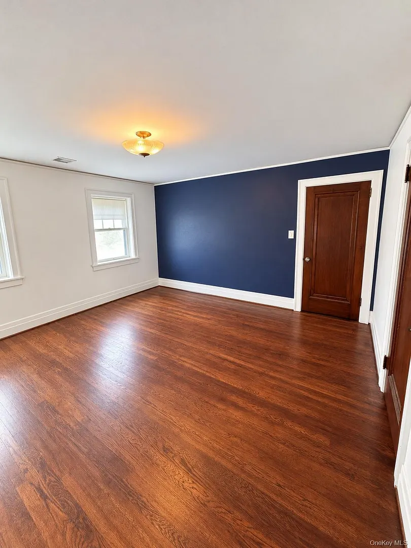 219 White Plains Road Photo 12