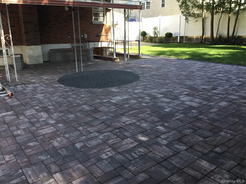198 Clermont Pl Photo 2