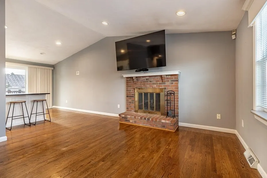 453 Columbus Ave Photo 8