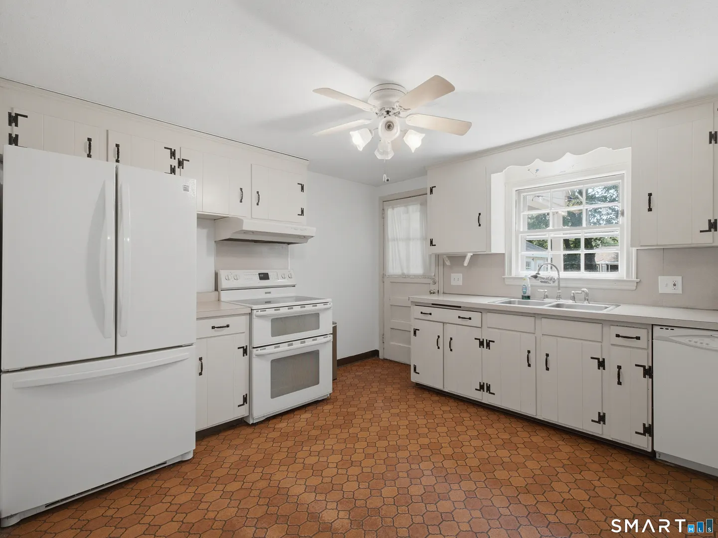 2409 Albany Avenue Photo 10