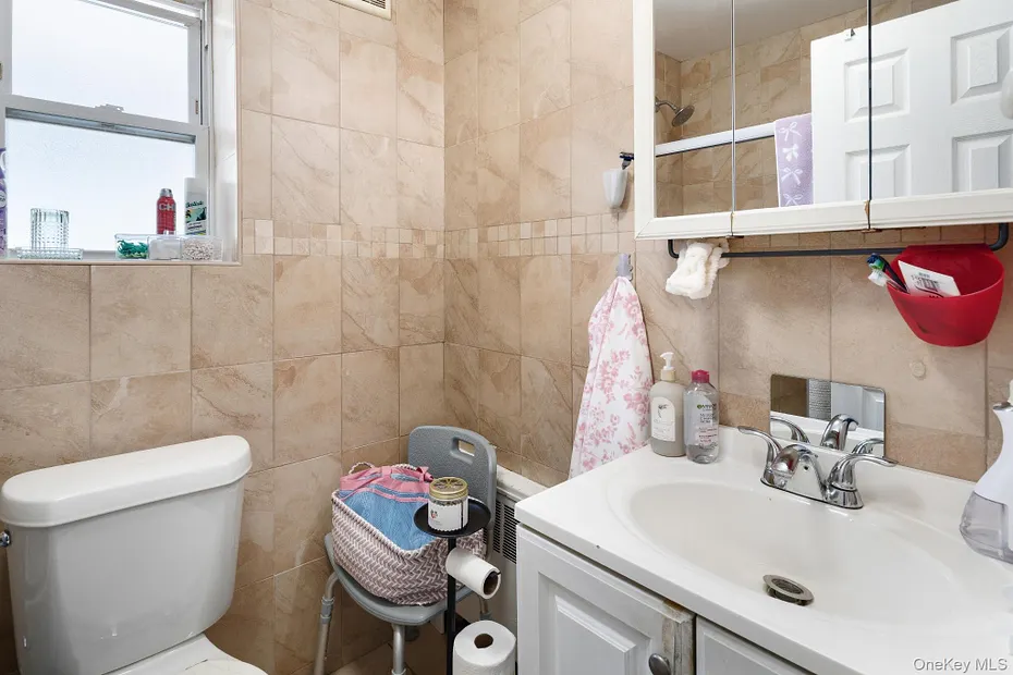 2562 Seymour Avenue Photo 25