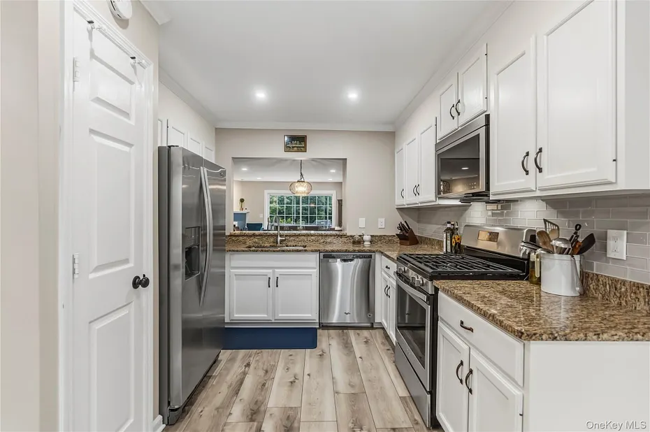 1404 Scarborough Drive Photo 3