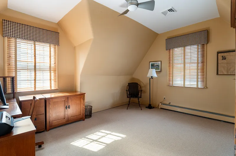 560 Grand Avenue Photo 32