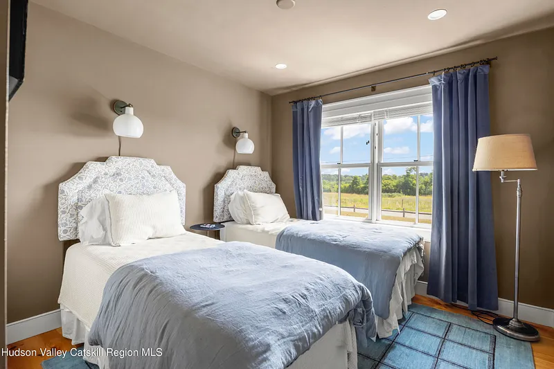 476 South Road Photo 20