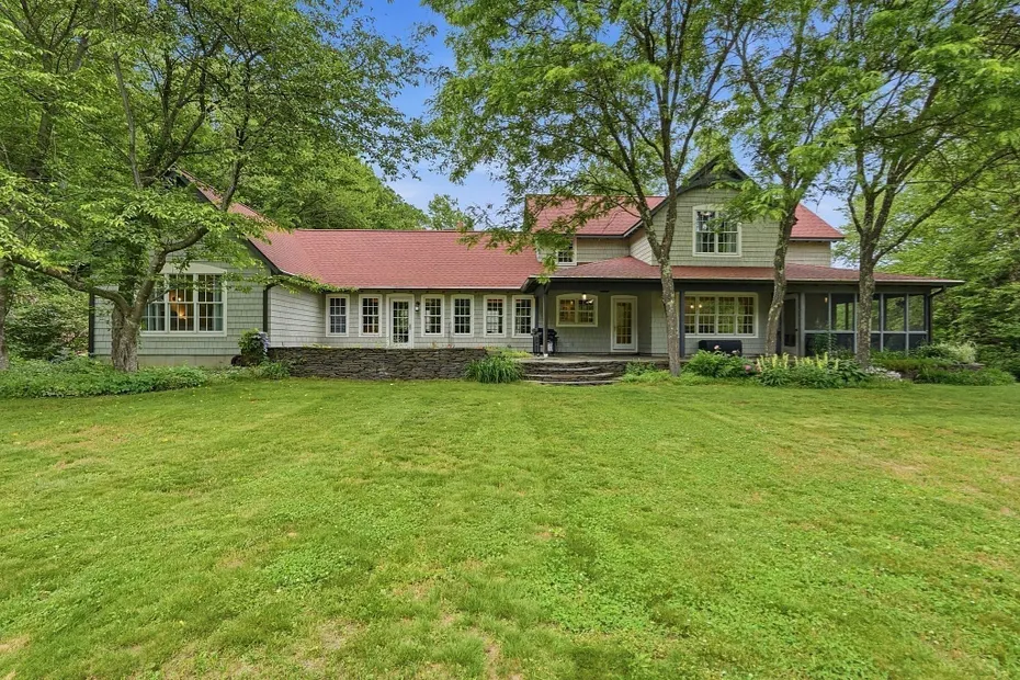 18 Eveningstar Dr Photo 1