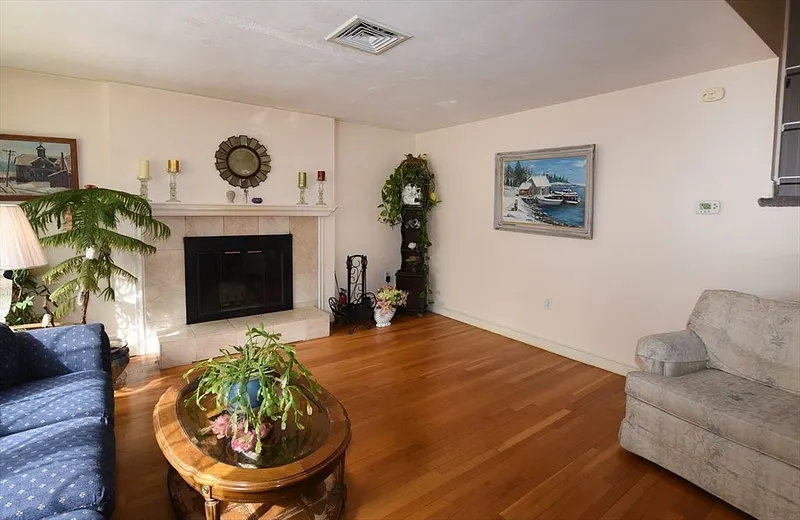 366 Webster St Photo 10
