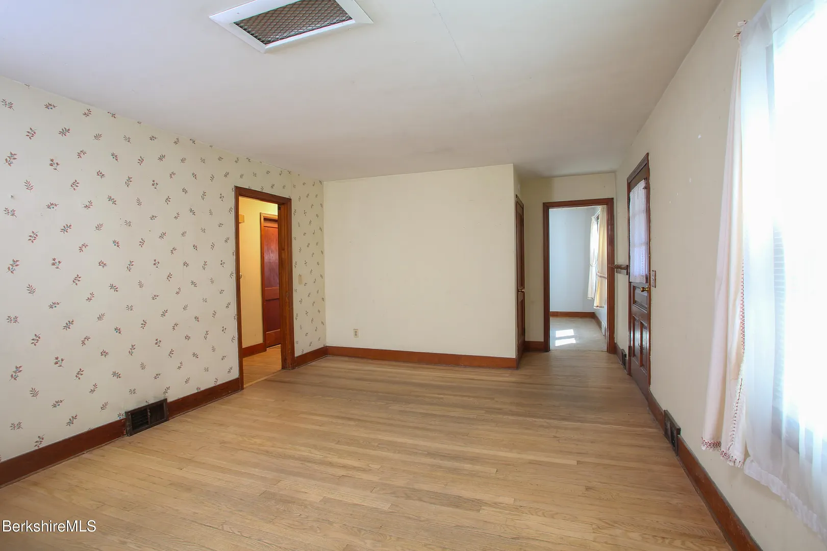 421 Elm St Photo 13