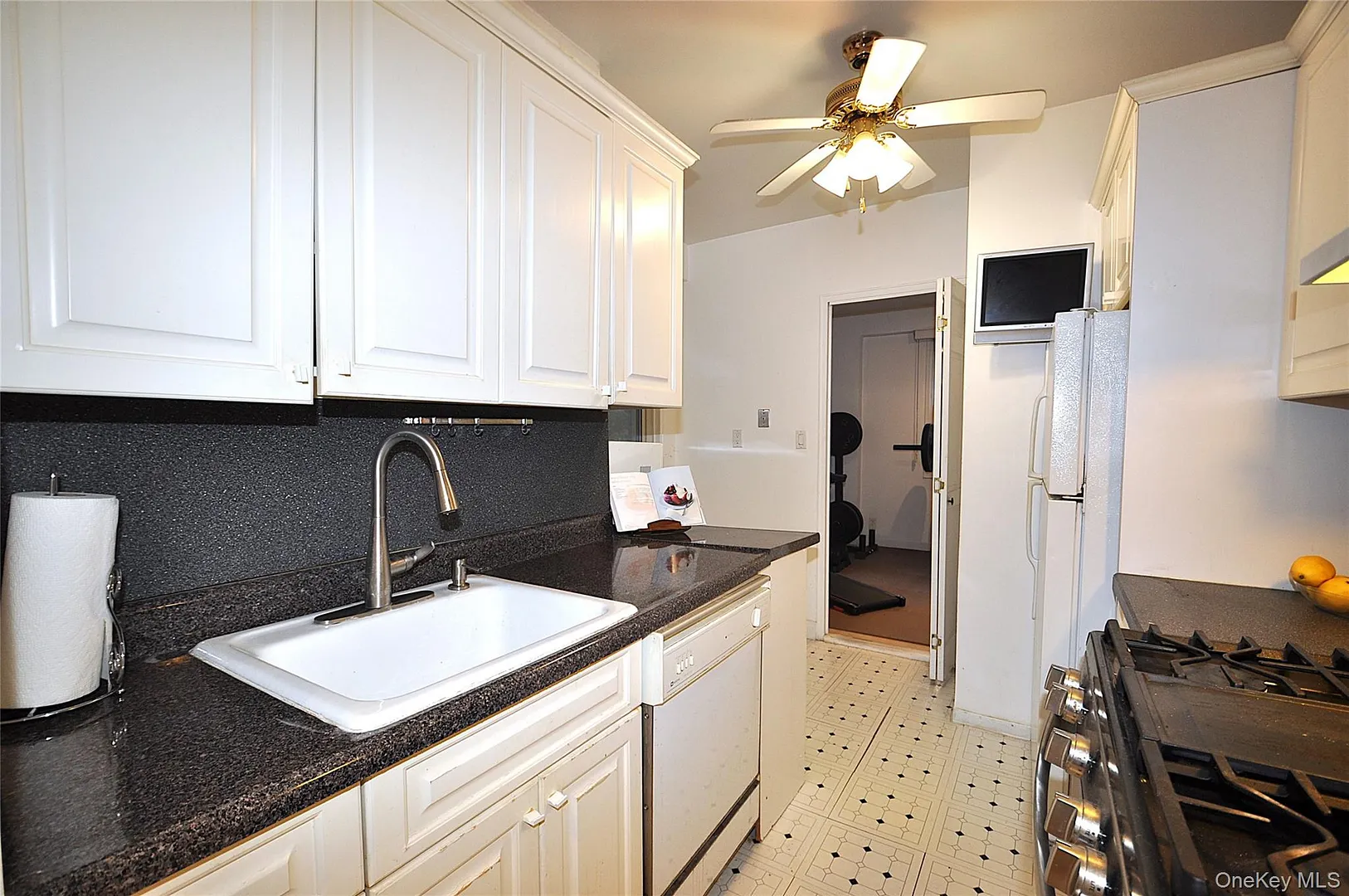 230 Garth Road  #3B1 Photo 5