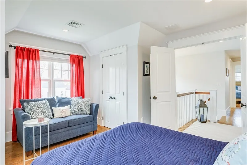 25 Glover Square Photo 35