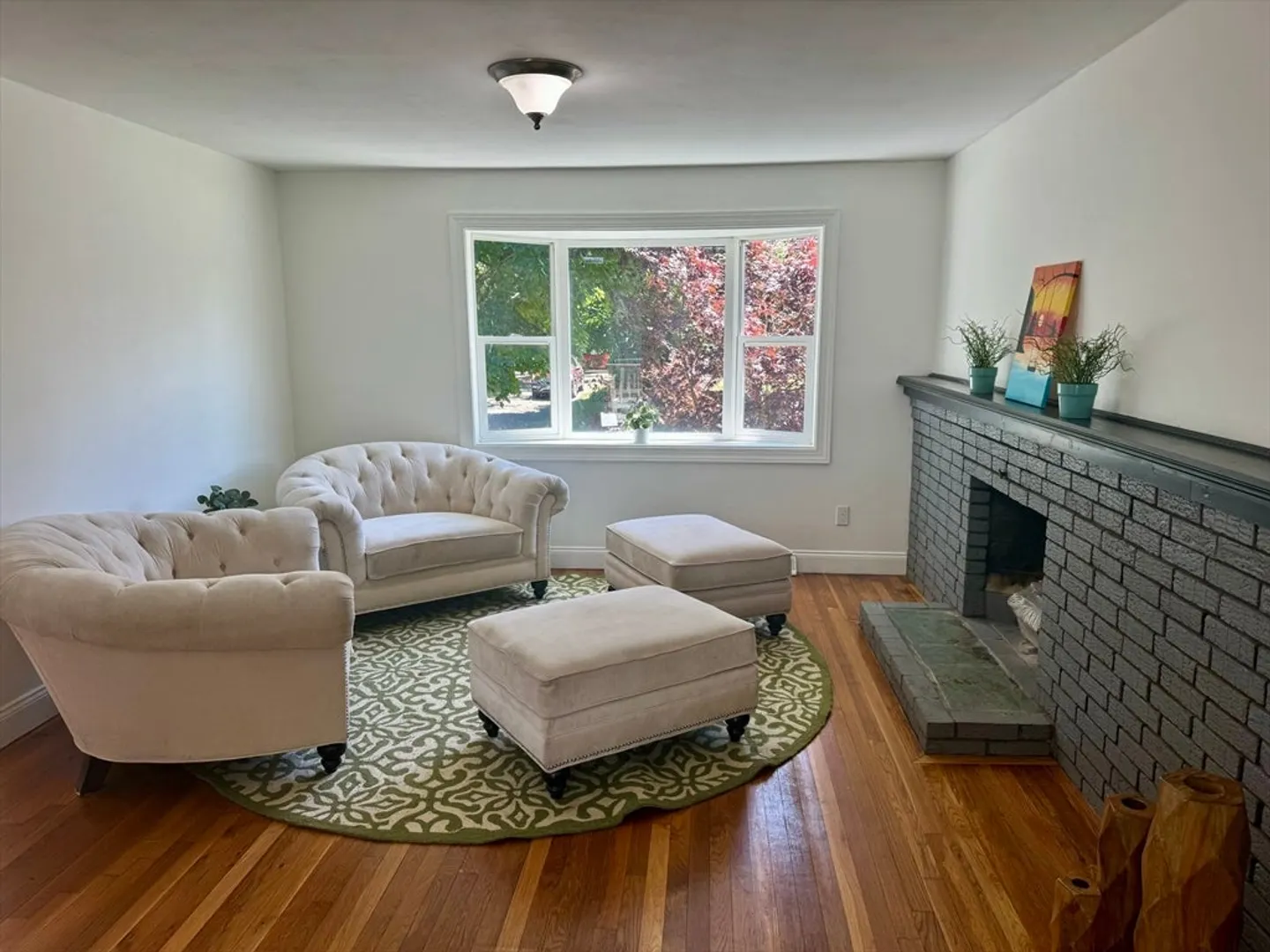 645 W Chestnut Street Photo 3