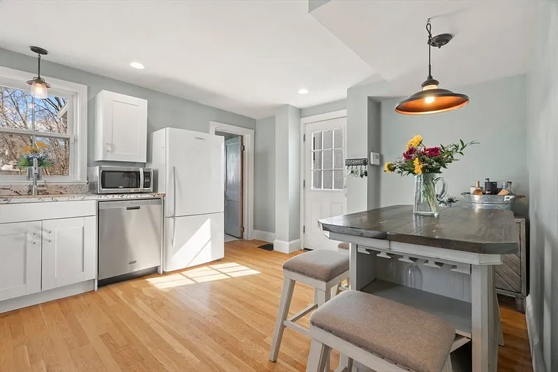30 Rockland St Photo 4