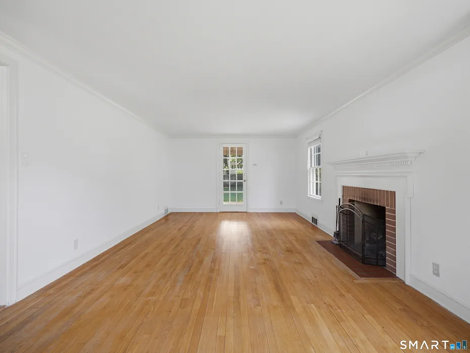 2409 Albany Avenue Photo 9