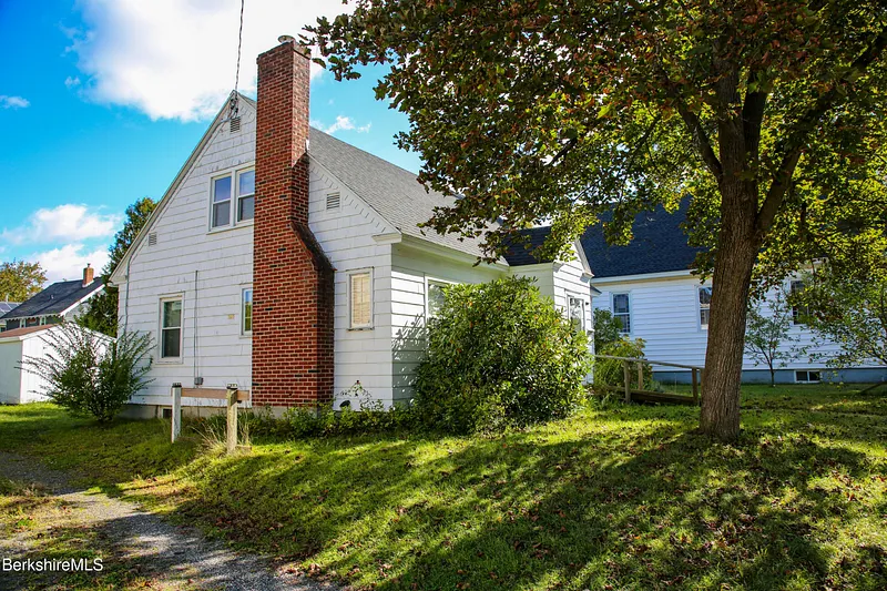 421 Elm St Photo 3