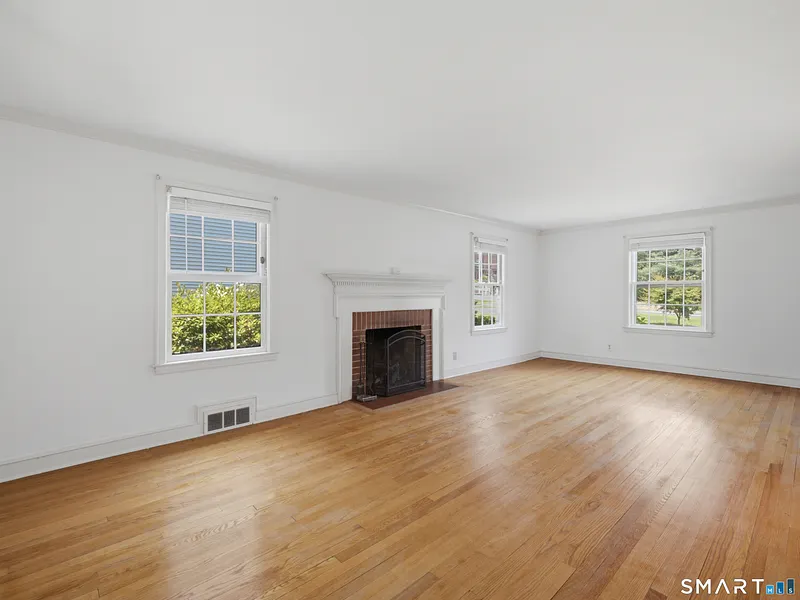 2409 Albany Avenue Photo 7