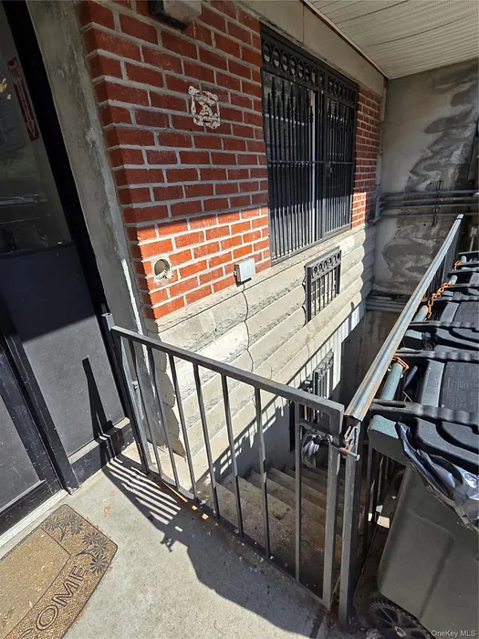 2471 B Crotona Avenue Photo 2