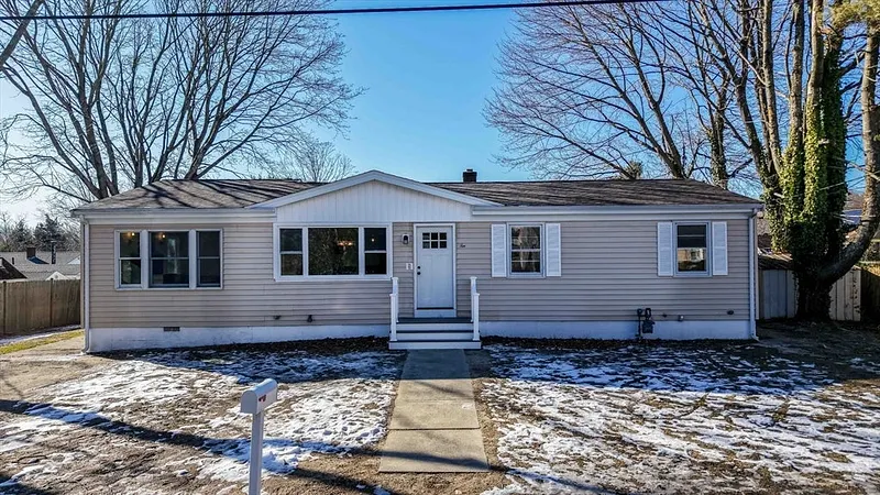 10 Saratoga St Photo 1