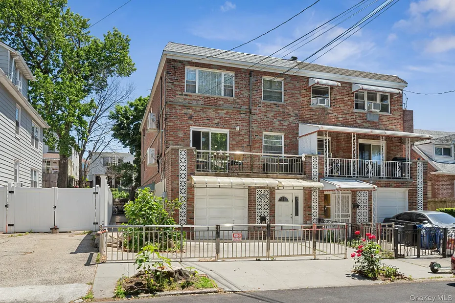 2562 Seymour Avenue Photo 4