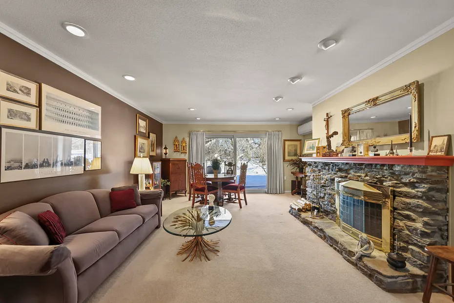 60 Churchill Crest Photo 6