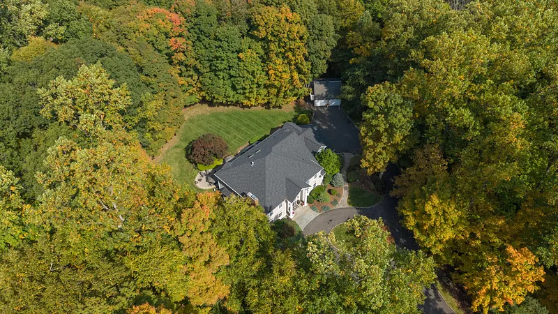 10 Taunton Hill Road Photo 2