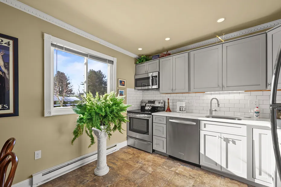 60 Churchill Crest Photo 11