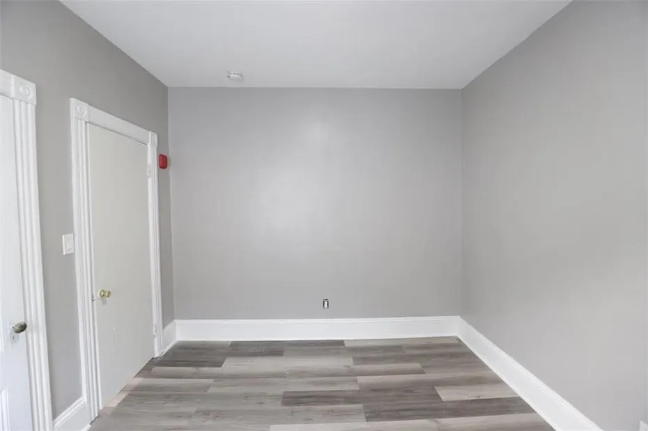 686 Broadway  #2R Photo 8
