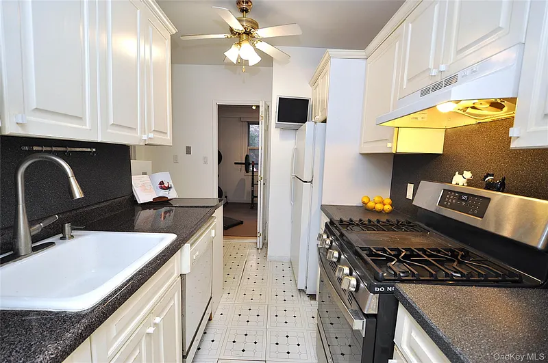 230 Garth Road  #3B1 Photo 45