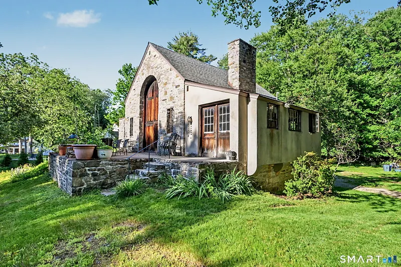 11 Hitchcock Road Photo 5