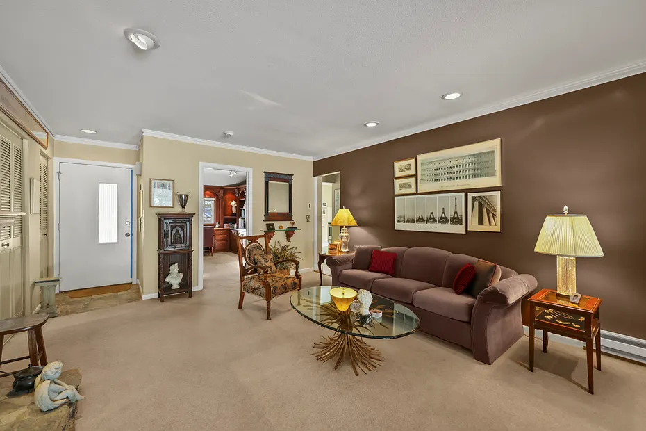60 Churchill Crest Photo 10