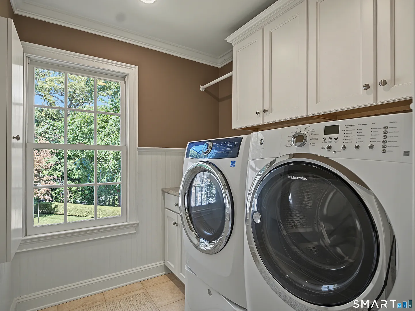373 Boston Post Road Photo 34