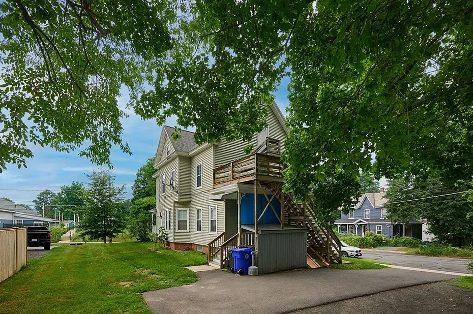 135 School St Photo 32