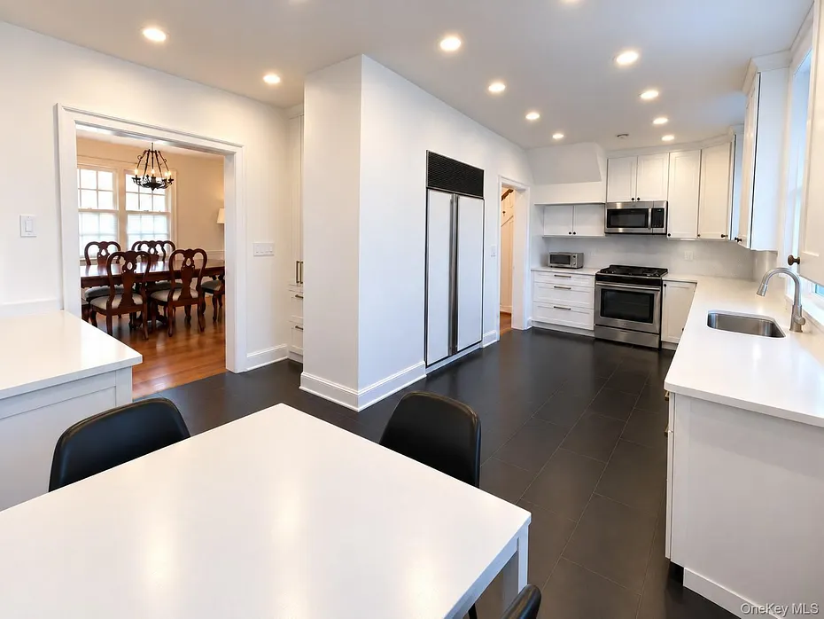 219 White Plains Road Photo 6