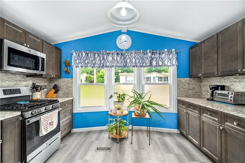 464 Gardiner Road #103 Photo 8