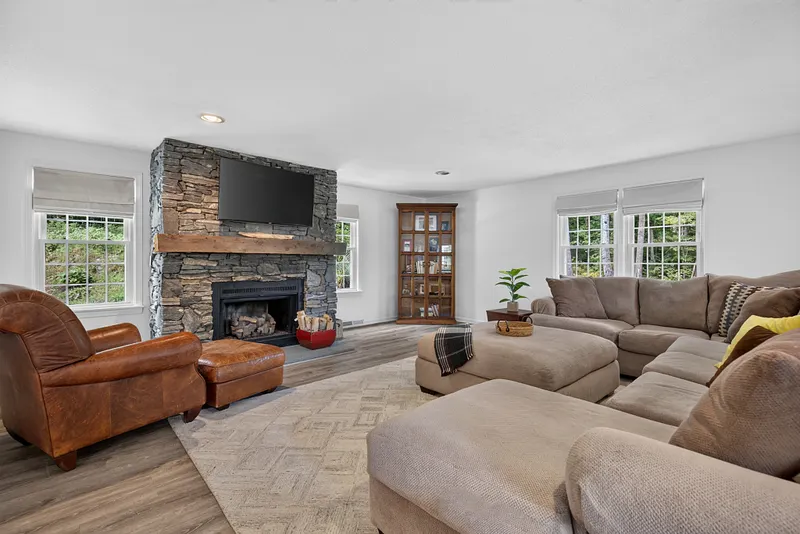 42 Concord Drive Photo 13