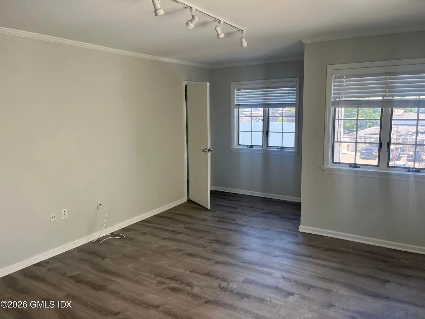 1081 E Putnam Avenue 2nd Floor Photo 4