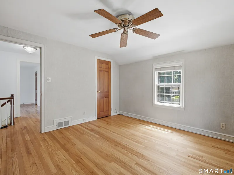 2409 Albany Avenue Photo 24