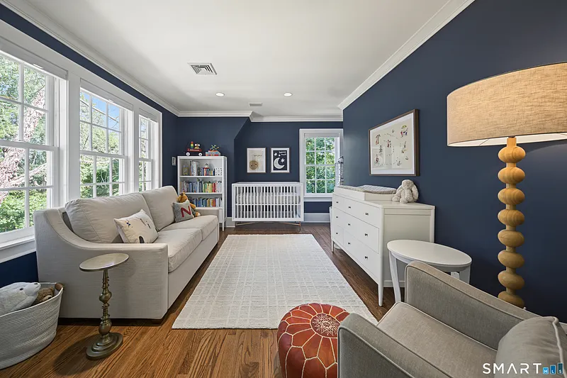 373 Boston Post Road Photo 29