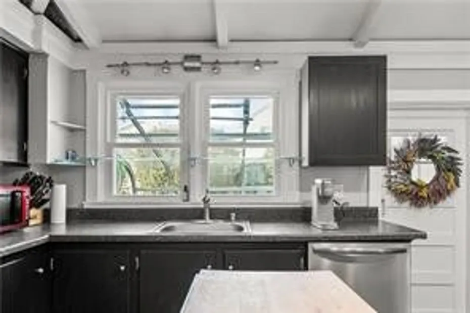 14 Dearborn Street Photo 15